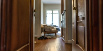 门口鞋柜丢了，能找物业吗？